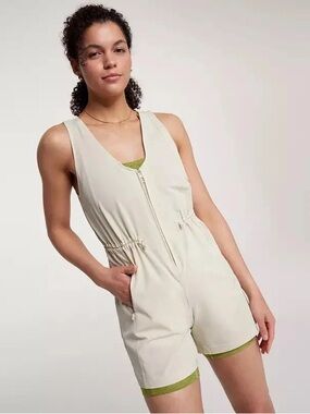 NWT CALIA HIKE ROMPER IN SAGE DUNE SIZE XS BUNGEE WAISTBAND ZIPPER POCKETS